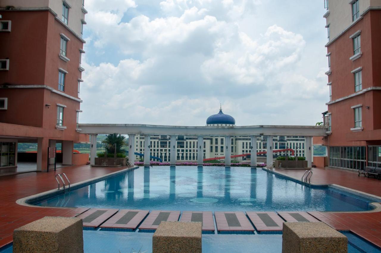 Five H Family Service Apartment Seri Kembangan Exterior foto